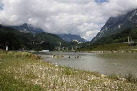And yes, while the salzach is some 225 kilometers long, and all of it flows through austria and along its border, only around 70 of those are found in germany. Salzach