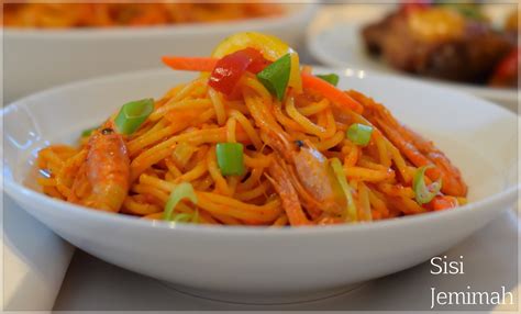 Add half a seasoning cube, curry and thyme. Jollof Spaghetti - Pasta In Tomato Sauce - Sisi Jemimah