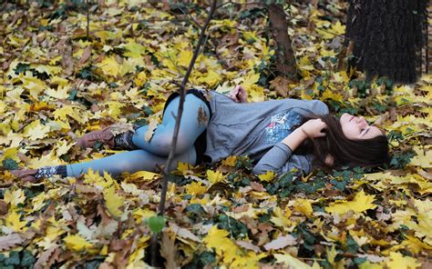 Brunettes Women Autumn Season Forest Leaves Girls In Nature Fallen Leaves Wallpapers