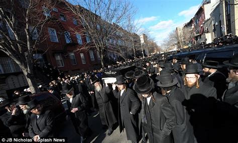 Audstermania Stunning Images Of Hasidic Jews Gathering On The Streets