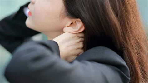 It may come and go, or it may be constant. Neck Pain: Causes, Symptoms, Treatments