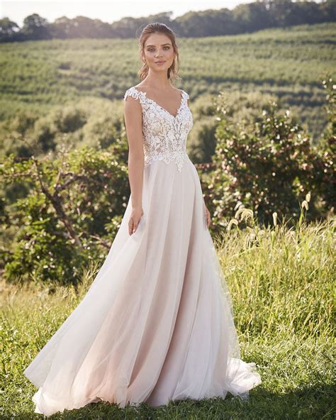 Inspiriert vom unbeschwerten geist ibizas, sind die kleider dieser saison. Brautkleid in 2020 | Kleid hochzeit, Brautmode, Brautkleid