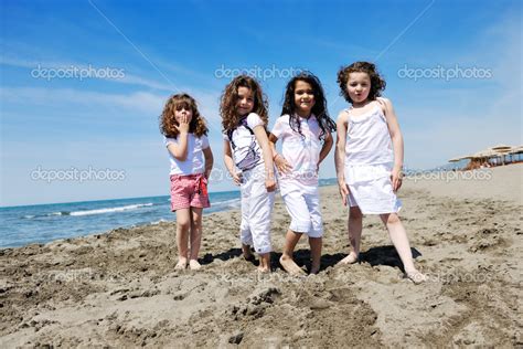 enfants jouant sur la plage — photographie shock © 6016727