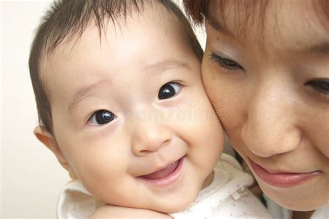 Maman Japonaise Et Son Bébé Image Stock Image Du Amour Verticale 41320055