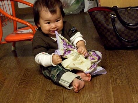 赤ちゃんポスト（あかちゃんポスト, baby hatch, baby box）は、諸事情のために育てることのできない新生児を親が匿名で特別養子縁組をするための施設、およびそのシステムの日本における通称である。 2006年10月13日 ちねす☆りあん