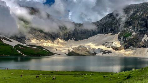 Oc Ratti Gali Lake In Clouds Azad Kashmir Pakistan 2048 X 1152