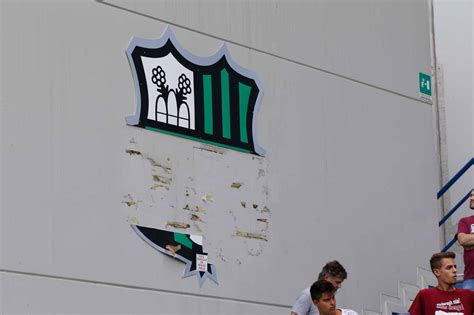 Un'altra prova dell'amore che nicolò prova per i colori. Sassuolo, strappato lo stemma al "Mapei Stadium": le scuse ...