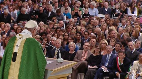 pope francis holds final mass on philadelphia s benjamin franklin parkway abc news