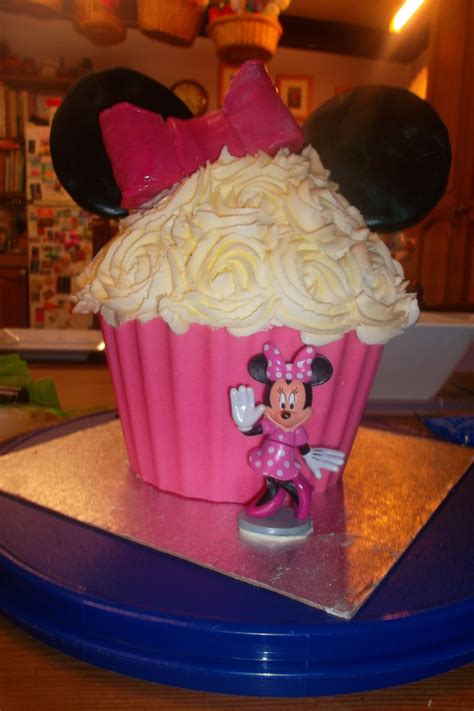 Minnie Mouse Giant Cupcake Style Birthday Cake For 5 Year Old Giant Cupcakes Birthday Candles