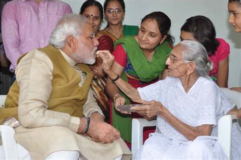 Shri Narendra Modi Seeks Blessings From Mother