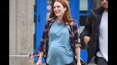 Julianne Moore Shows Off Her Pregnant Belly Youtube
