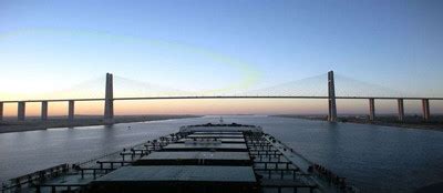 （法新社开罗29日电） 埃及苏伊士运河管理局（suez canal authority）今天表示，阻塞这条重要水路近一星期的巨型货柜轮「长赐轮」（ever given），已经转为「正确方向」。 长赐轮阻塞苏伊士运河近一周，造成全球海运交通大乱。 苏伊士运河图册_360百科