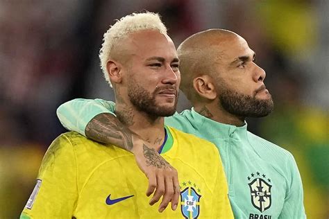 ＜クロアチア・ブラジル＞pk戦で敗れ涙するブラジル代表fwネイマール（中央）を励ますdfアウベスら（ap） ― スポニチ sponichi annex サッカー