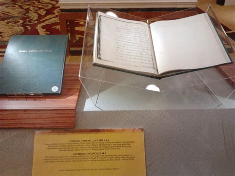 Text of laws in roman and jawi script. Ula: Lawatan ke Istana Negara