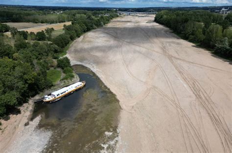 Снимка на деня Река Лоара във Франция пресъхна