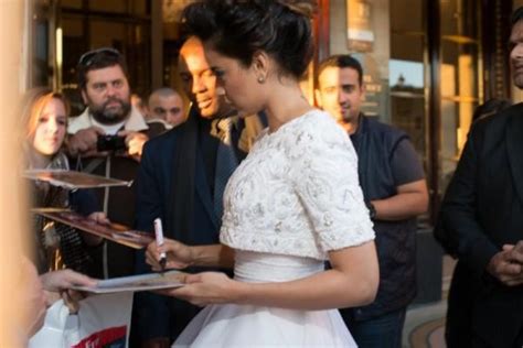 Kangana Ranaut Gets A Queens Welcome In Paris Photosimagesgallery