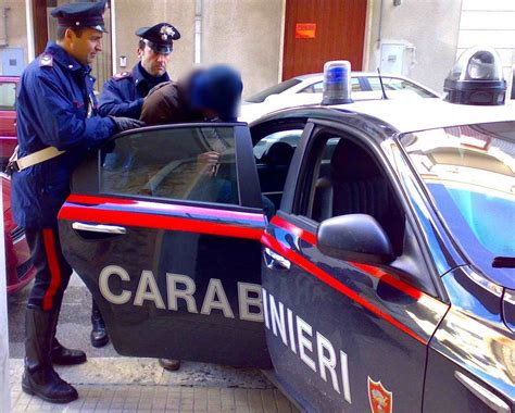 cronaca padre e figlio con armi da guerra e droga arrestati dai carabinieri a cagnano varano