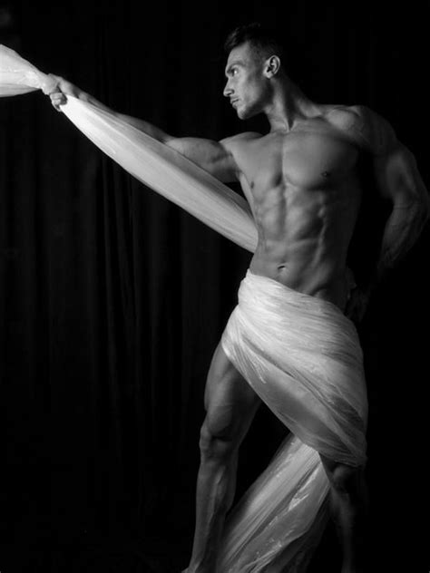Pin de Grady Crittendon en Telas Fotografia artistica Desnudos artísticos Hombres
