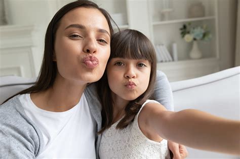 Lucu Ibu Muda Dan Putri Prasekolah Membuat Selfie Bersama Foto Stok