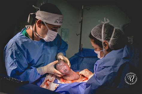 En Caul C Section Birth Caught On Camera Mums Grapevine