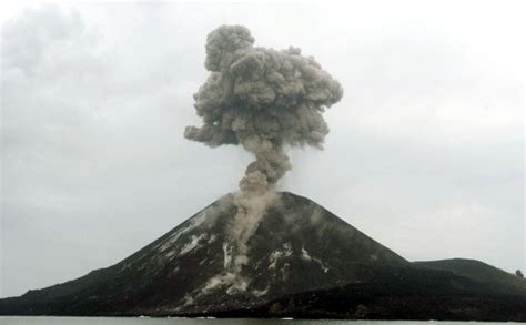 Sejarah Letusan Gunung Krakatau 1883 Yang Guncang Dunia 2 Hari Abu