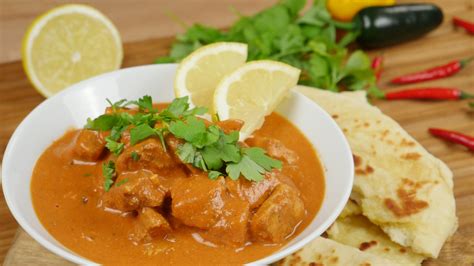 When you pour sauce over the chicken it absorbs into the thin coating of flour on the chicken. Rezept: Indisches Butter Chicken aus dem Ofen