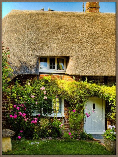 Thatched Cottage In The Village Of Nether Wallop In Hampshire Country
