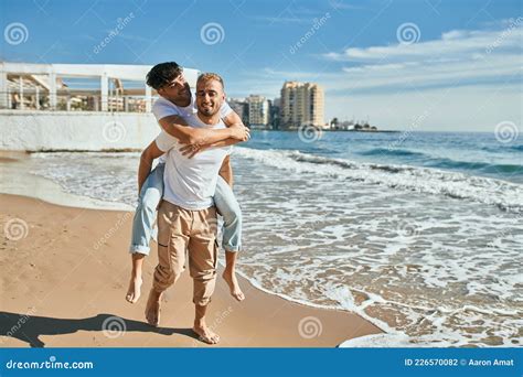 Encantadora Pareja Gay En Paseo En La Playa Foto De Archivo Imagen De Gente Goce