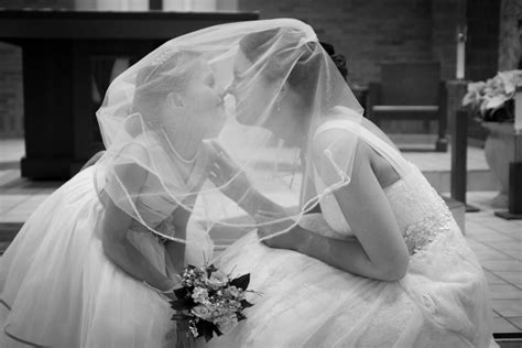 bride and flower girl wedding photography by waukesha wedding photographer kelly mottl