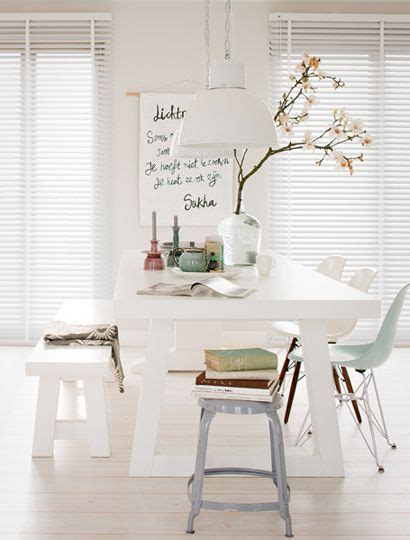 Inloopkast in een kleine ruimte. 4 tips voor kleine ruimtes | Stripesandwalls.nl (met afbeeldingen) | Witte eettafel, Witte ...