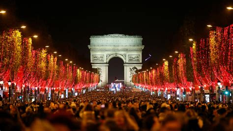Pour Noël Les Champs Élysées Se Parent De Rouge