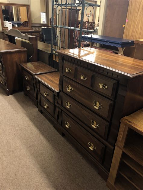 Shop pine bedroom sets and other pine bedroom furniture from the world's best dealers at 1stdibs. DARK PINE KINCAID BEDROOM SET | Delmarva Furniture Consignment