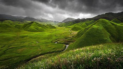 Yeşil çimen çimen çiçekler Dağlar Bulutlar Doğa Nehir Hindistan