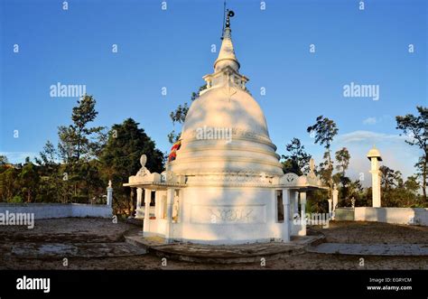 Pray Sri Lanka Buddhist Not Theravada Hi Res Stock Photography And