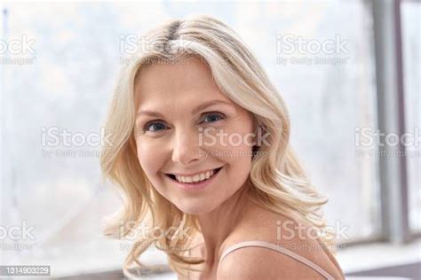 행복 성숙한 성숙한 50 대 여자 실내 카메라를 향해 미소짓는 매력적인 중년 여성의 클로즈업 헤드샷 초상화 뷰티 스킨 케어 여자에 대한 스톡 사진 및 기타 이미지 Istock
