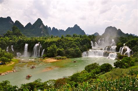 Detian Waterfall Guangxi Province China The Wandering