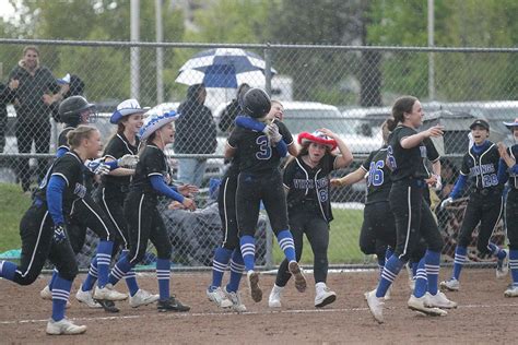 Prep Softball Vikings Reign Again In The Rain Repeat As 5a Regional