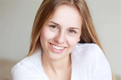 adolescente chica sonriendo fotografía de stock © lenanet 75663717 depositphotos