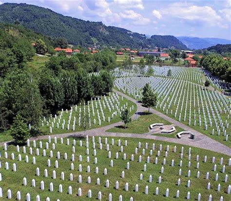 I sopravvissuti al massacro di srebrenica hanno ricordato, con una cerimonia al memoriale di potočari, le oltre 8000 vittime del genocidio avvenuto 25 anni fa durante la guerra nella ex jugoslavia. Srebrenica/Potočari Memorial Center with Enjoy tours