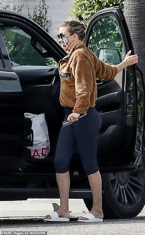 Kate Hudson Flaunts Her Lean Physique In Form Fitting Leggings While