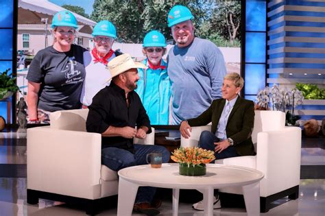 Garth Brooks Talks Halloween on 'Ellen,' Sings 'Callin 