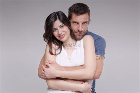Retrato De Pareja Heterosexual Abrazando Foto Descarga Gratuita Hd Imagen De Foto Lovepik