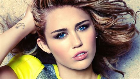Blue Eyes Miley Cyrus Is Wearing Yellow Black Dress 4k 5k Hd Girls