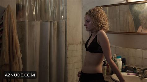 Julia Garner Nude And Sexy Photo Collection Nude Nudecl