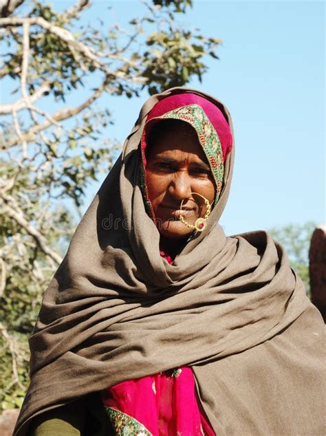 Retrato De La Vieja Mujer Del Rajasthani En El Camello Justo La India