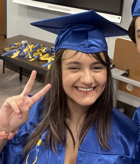 🌹༻ ℝ𝕆𝕊𝔼 ༺🌹 on twitter guess who just graduated from middle school
