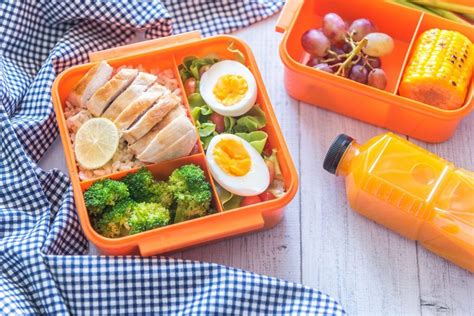 Trus itu nyiapin sarapan sama bekal nya berapa lama ya, nanti kalau sampe 2 jam gak kebayang harus bangun jam berapa, walaupun ini bekal buat diri sendiri wkwkwk. Aneka Menu Bekal Makan Siang Praktis untuk ke Kantor