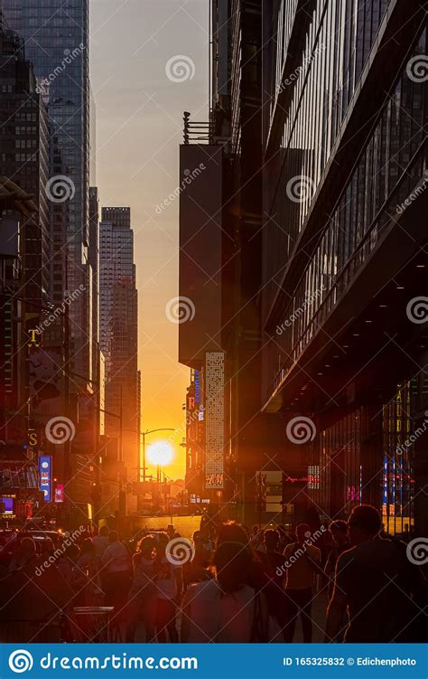 Full Sun Manhattanhenge Appear In Midtown Times Square Editorial