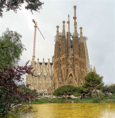 Nach der geplanten fertigstellung des baus 2026 sollen nur noch kleine arbeiten an ornamenten und seitenkapellen ausstehen. Sagrada Familia Barcelona | Heidi Schade Fotografie