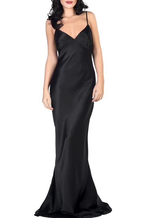 Da la porta rossa a non uccidere 2, intervista all'attrice lavinia longhi: Lavinia gown in 2020 | Satin dressing gown, Lounge wear ...
